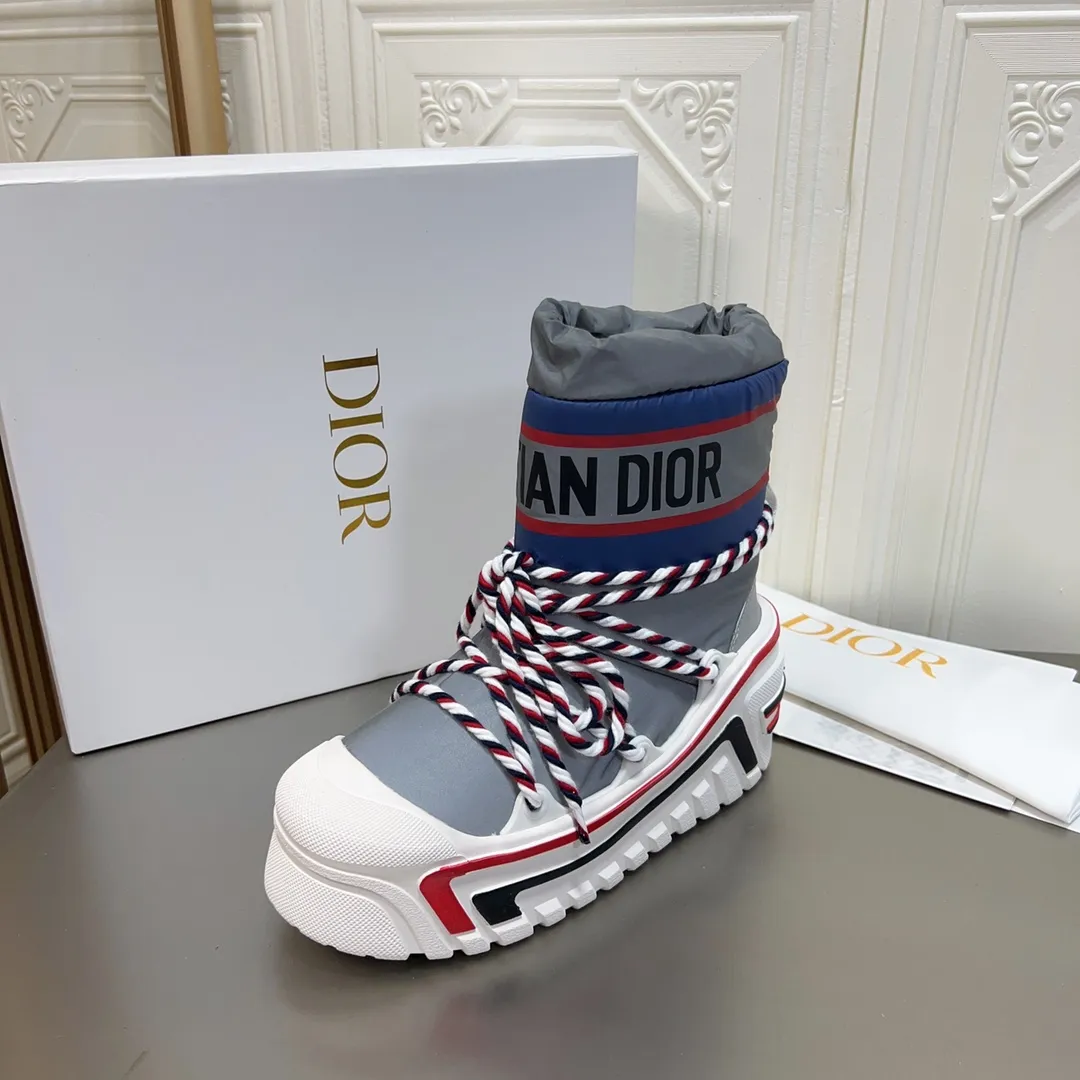 Men's shoes p600! The highest version on the market, Dior Dior's king style snow boots, ski boots, fat and cute, so cute →_→ from the DiorAlps limited series, unique. Shiny nylon Oblique print upper with criss-cross straps for an ideal fit. The technical fabric of the boot shaft, short-cut version, can be worn in the city or in the mountains. It makes the calf slimmer and taller, warm and concave. The boot shaft and sole are made of original waterproof padded lining. The embroidered fabric is original star ⭐ rubber non-slip thick sole and multi-module combination outsole. The size is 35-40. 41Customized
